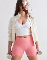 Damskie szorty wysoki stan, squat proof, invisible scrunch Shape Seamless różowe. Brązowe szorty sportowe AIM'N, bez wzorów, z dzianiny, z podwyższonym stanem, na fitness i siłownię. Za 212.00 zł.