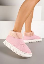 Różowe Kapcie Vices na Piankowej Podeszwie z Pikowaną Cholewką Velavina. Czerwone kapcie Renee, bez wzorów, z dzianiny. W wyprzedaży za 27.99 zł.