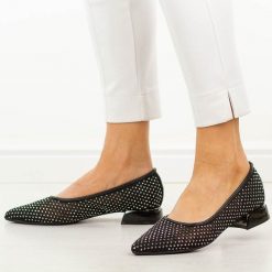 Czarne czółenka damskie na obacasie Vinceza 62294. Czarne czółenka VINCEZA, na lato, bez wzorów, eleganckie, bez obcasa, na obcasie, bez zapięcia. Za 199.00 zł.