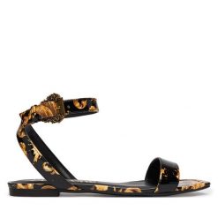 Sandały Versace Jeans Couture. Czarne sandały Versace Jeans Couture, bez wzorów, z jeansu, bez obcasa, na płaskiej podeszwie, bez zapięcia. Za 799.99 zł.