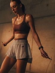 4F Biustonosz treningowy ze średnim wsparciem damski - brązowy S. Brązowe biustonosze sportowe 4f, bez wzorów, z gumy, na fitness i siłownię. Za 179.99 zł.