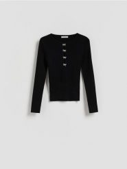 Bluzka z ozdobną aplikacją - czarny. Czarne bluzki Reserved, l, z aplikacjami, z dzianiny, bez kołnierzyka, bez ramiączek. Za 99.99 zł.