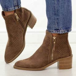 C.Beżowe ażurowe botki damskie na obcasie Vinceza 58621. Brązowe botki VINCEZA, w ażurowe wzory, z jeansu, eleganckie, bez obcasa, na obcasie, bez zapięcia. Za 219.00 zł.