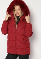 Bordowa Pikowana Kurtka z Kapturem z Futerkiem w Klasycznym Stylu Mindrie. Czerwone kurtki Born2be, l, z aplikacjami, z jeansu, klasyczne, z kapturem. Za 199.99 zł.