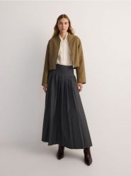 Krótka kurtka light padded - oliwkowy. Zielone kurtki Reserved, l, bez wzorów, z tkaniny, bez kaptura. W wyprzedaży za 49.99 zł.