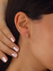 Nakkash Pozłacane kolczyki-kreole z cyrkoniami rozmiar: onesize. Żółte kolczyki Nakkash, z cyrkonią, pozłacane. Za 41.59 zł.