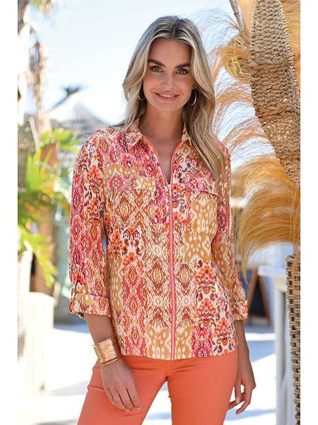 Bleu d'Azur Bluzka "Nambour" w kolorze jasnoróżowo-pomarańczowym rozmiar: 46. Pomarańczowe bluzki Bleu d'Azur, w ażurowe wzory, z wiskozy, klasyczne, bez kołnierzyka, bez ramiączek. Za 176.08 zł.