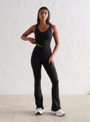 Damskie legginsy rozszerzane, wysoki stan, squat proof dla niskich Sense czarne. Czarne legginsy AIM'N, bez wzorów, z elastanu, krótkie. Za 339.00 zł.