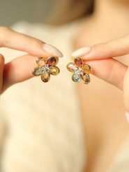 Pierres delicates Pozłacane kolczyki-wkrętki z cyrkoniami i kryształami rozmiar: onesize. Żółte kolczyki Pierres delicates, z cyrkonią, pozłacane. Za 65.99 zł.