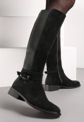 Czarne Kozaki Muszkieterki z Elastyczną Wstawką i Klamerką Wambra. Czarne kozaki Renee, bez wzorów, bez obcasa, na płaskiej podeszwie, bez zapięcia. Za 99.99 zł.