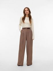 Vero Moda Sweter w kolorze kremowym rozmiar: L. Brązowe swetry Vero Moda, l, bez wzorów, z wiskozy, klasyczne, bez ramiączek. Za 82.99 zł.