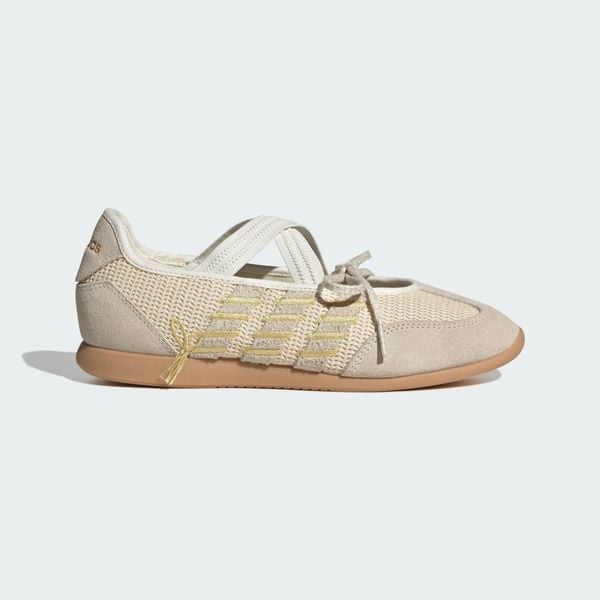 Buty Barreda Mary Jane. Białe buty treningowe adidas, bez wzorów, bez zapięcia. Za 279.00 zł.