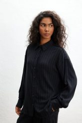 Koszula w PASKI w kolorze BLACK - ROOMI-S/M. Czarne koszule Marsala, m, bez wzorów, z elastanu, biznesowe, bez kołnierzyka, bez ramiączek. Za 399.90 zł.