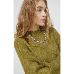 JDY sweter damski kolor zielony. Zielone swetry JDY, m, bez wzorów, z dzianiny, bez ramiączek. W wyprzedaży za 131.99 zł.
