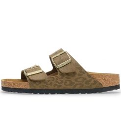 Klapki Birkenstock Arizona Synthetics Damskie. Brązowe klapki Birkenstock, bez wzorów, z materiału, bez obcasa, bez zapięcia. Za 429.75 zł.