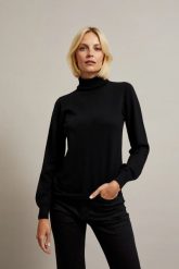 Gładki sweter z golfem czarny. Czarne swetry MOODO, l, bez wzorów, z poliamidu, bez ramiączek. W wyprzedaży za 49.99 zł.