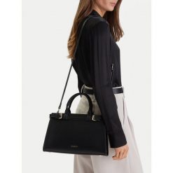 Torebka MEXX. Czarne torebki klasyczne Mexx, bez wzorów, klasyczne, bez dodatków. Za 279.99 zł.