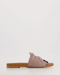 SZARE KLAPKI DAMSKIE 030020111 HAT. Szare klapki Venezia, bez wzorów, ze skóry, bez obcasa, bez zapięcia. Za 199.00 zł.