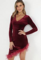 Bordowa Sukienka Asymetryczna z Piórami Fizie. Czerwone sukienki Born2be, m, z aplikacjami, z asymetrycznym kołnierzem, bez ramiączek, mini, asymetryczne. W wyprzedaży za 161.49 zł.