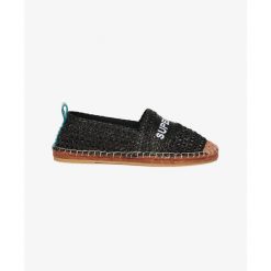 Sandały espadryle z haftowanego rafii dla kobiet Superdry. Czarne sandały Superdry, bez wzorów, bez obcasa, bez zapięcia. Za 286.60 zł.