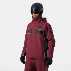 Kurtka narciarska Helly Hansen ULLR D 2.0. Czerwone kurtki narciarskie Helly Hansen, na zimę, bez wzorów, bez kaptura, narciarskie. W wyprzedaży za 1,073.50 zł.