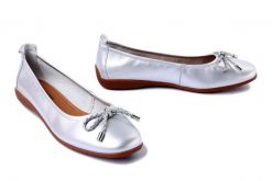 JOSEF SEIBEL 74809 300 750 Fenja 09 silber, baleriny damskie. Szare baleriny Josef Seibel, bez wzorów, ze skóry, bez obcasa, bez zapięcia. Za 359.90 zł.