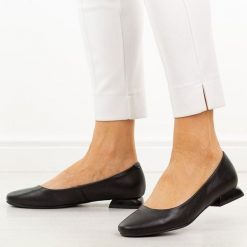 Czarne skórzane czółenka damskie M.Daszyński Ol51-1. Czarne czółenka M.Daszyński, na jesień, bez wzorów, z jeansu, casualowe, z okrągłym noskiem, bez obcasa, na obcasie, bez zapięcia. Za 219.00 zł.