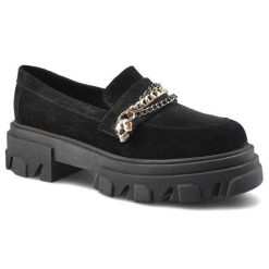 Półbuty damskie Carinii, Wykonane z miękkiego materiału zamszowego z gładką cholewką klasycznym wycięciem ozdobnym łańcuszkiem z metalowym detalem or. Czarne półbuty wsuwane Carinii, bez wzorów, ze skóry, biznesowe, bez obcasa, na obcasie. Za 339.99 zł.