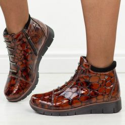 Brązowe cr skórzane botki damskie na koturnie Filippo Dbt3179/26. Brązowe botki Filippo, bez wzorów, z dzianiny, eleganckie, z okrągłym noskiem, bez obcasa, na koturnie, bez zapięcia. Za 339.00 zł.