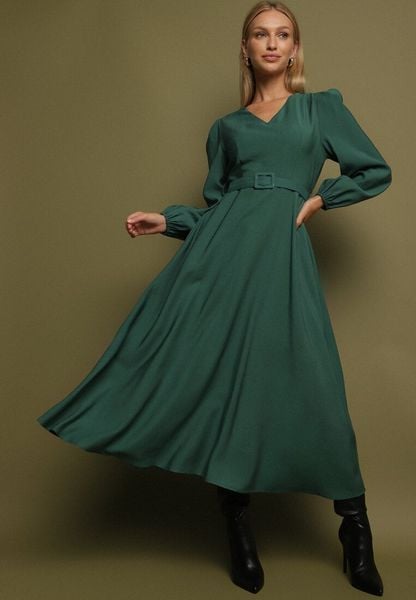 Zielona Wiskozowa Sukienka o Rozkloszowanym Kroju z Paskiem z Klamerką Arilesse. Zielone sukienki Born2be, na co dzień, l, bez wzorów, z materiału, eleganckie, bez kołnierzyka, bez ramiączek, maxi, rozkloszowane. Za 159.99 zł.