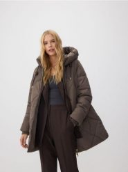 Pikowana kurtka z kapturem - brązowy. Brązowe kurtki Reserved, l, bez wzorów, z tkaniny, z kapturem. W wyprzedaży za 179.99 zł.