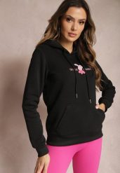 Czarna Ocieplona Bluza z Kapturem Ozdobiona Naszywką i Napisem Eirellia. Czarne bluzy Renee, l, z aplikacjami, z dzianiny, casualowe, bez ramiączek, z kapturem. W wyprzedaży za 71.99 zł.