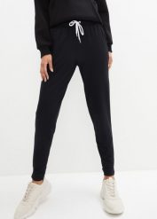 Lekkie spodnie sportowe z wiskozy. Czarne spodnie dresowe bonprix, bez wzorów, z wiskozy. Za 92.99 zł.