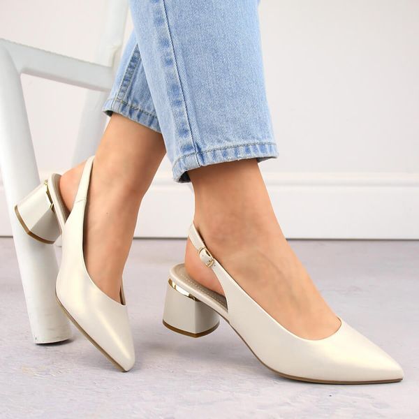 Sandały damskie eleganckie pełne w szpic perłowe Sergio Leone SK175. Białe sandały Sergio Leone, bez wzorów, ze skóry ekologicznej, eleganckie, bez obcasa, bez zapięcia. Za 129.99 zł.