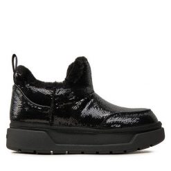 Botki Guess. Czarne botki Guess, z aplikacjami, bez obcasa, na płaskiej podeszwie, bez zapięcia. Za 359.99 zł.