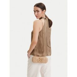 Torebka LOVE MOSCHINO. Brązowe kopertówki Love Moschino, bez wzorów, wizytowe, bez dodatków. Za 839.99 zł.