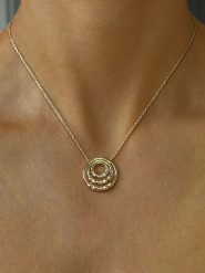 Les Favorites Pozłacany naszyjnik z zawieszką - dł. 40 cm rozmiar: onesize. Żółte naszyjniki Les Favorites, z materiału, pozłacane. Za 130.99 zł.