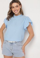 Niebieska Bluzka z Wiskozą Ozdobiona Falbankami Emoti. Niebieskie bluzki Born2be, uniwersalny, bez wzorów, z jeansu, eleganckie, bez kołnierzyka, bez ramiączek. Za 79.99 zł.
