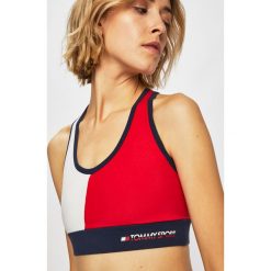 Tommy Sport - Biustonosz. Czerwone biustonosze sportowe Tommy Sport, bez wzorów, z bawełny. W wyprzedaży za 99.90 zł.