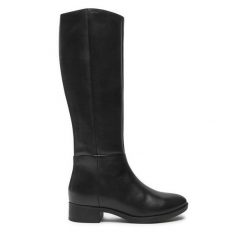 Oficerki Geox. Czarne kozaki Geox, bez wzorów, bez obcasa, na płaskiej podeszwie, bez zapięcia. Za 849.99 zł.