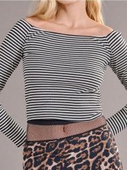 Prążkowana bluzka off shoulder - wielobarwny. Bluzki Sinsay, l, bez wzorów, prążkowane, bez kołnierzyka, bez ramiączek. Za 29.99 zł.