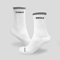 Skarpety unisex fitness białe Breathe. Białe skarpetki GYMBEAM, bez wzorów, z bawełny. Za 17.90 zł.