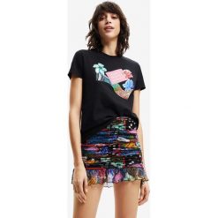 Desigual t-shirt kolor czarny. Czarne t-shirty Desigual, bez wzorów, bez kołnierzyka, bez ramiączek. W wyprzedaży za 199.99 zł.