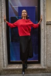 Sweter z różą czerwony. Czerwone swetry MOODO, l, bez wzorów, z elastanu, bez ramiączek. Za 139.99 zł.