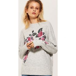 Sweter z kwiatowym haftem - Jasny szar. Swetry marki INESIS. W wyprzedaży za 59.99 zł.