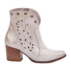 Lewski Shoes Ażurowe Botki Kowbojki Skórzane Na Słupku Lewski 3613 Złoty Przecierany. Żółte botki w ażurowe wzory, ze skóry, bez obcasa, na obcasie, bez zapięcia. Za 585.82 zł.