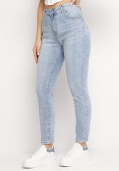 Jasnoniebieskie Jeansy o Dopasowanym Fasonie z Regularną Talią i Przetarciami Arinle. Niebieskie jeansy Born2be, bez wzorów, z jeansu, klasyczne. Za 149.99 zł.