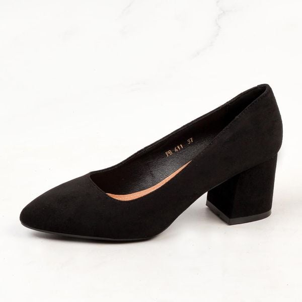 Czarne zamszowe czółenka damskie Sergio Leone Pb411 Mic. Czarne czółenka Sergio Leone, bez wzorów, z weluru, bez obcasa, na obcasie, bez zapięcia. Za 139.00 zł.