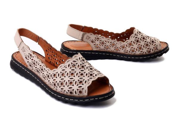 ARTIKER RELAKS 52C0434 beige, sandały damskie. Brązowe sandały Artiker Relaks, w ażurowe wzory, ze skóry, bez obcasa, bez zapięcia. Za 229.90 zł.