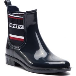 Kalosze TOMMY HILFIGER - Elastic Rain Boot FW0FW03836 Midnight 403. Niebieskie kalosze Tommy Hilfiger, bez wzorów, z materiału, bez zapięcia. W wyprzedaży za 209.00 zł.